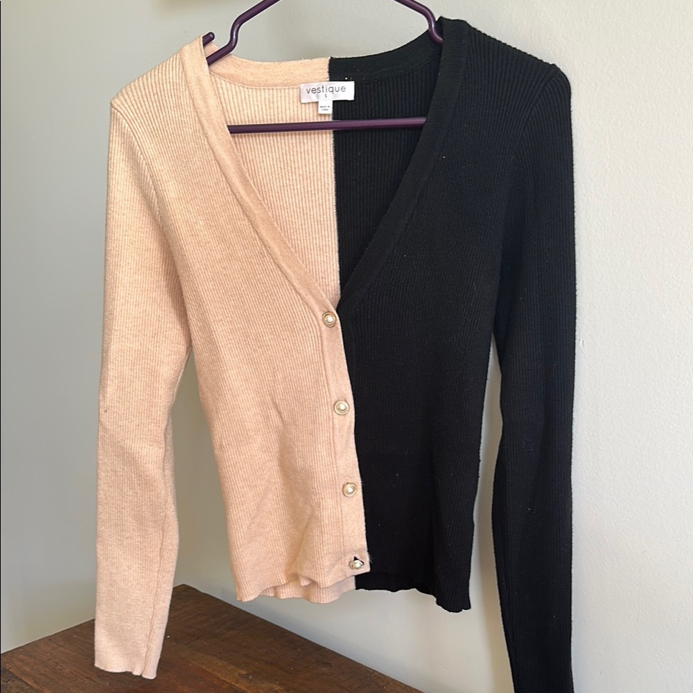 Vestique Two-Tone Black and Cream Sweater